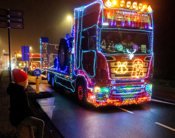 Verlichte kersttrucks